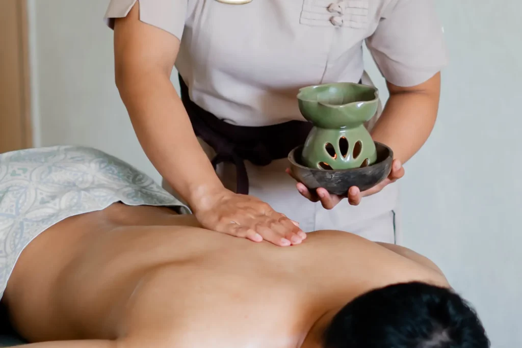 spa ubud - Therapist performing Balinese massage with essential oils.