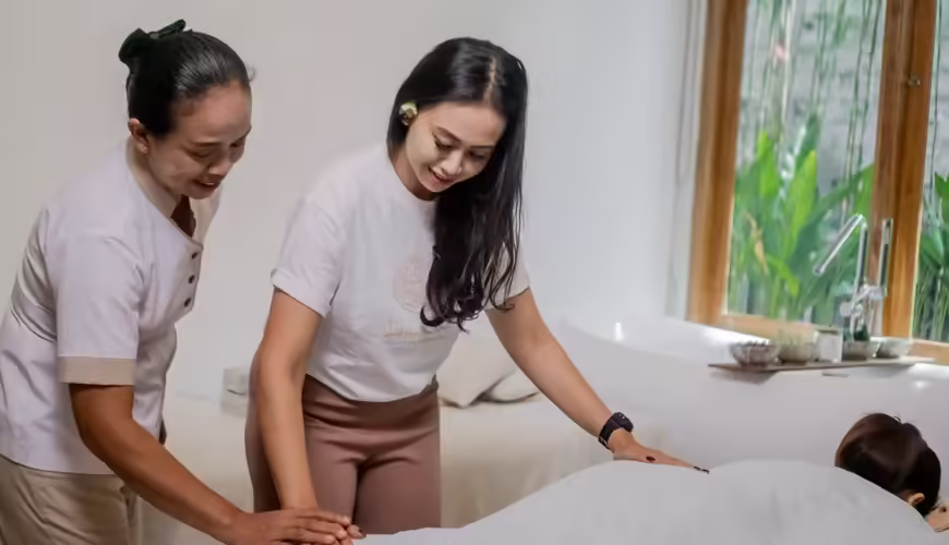Balinese massage treatment at Jaens Spa Ubud with professional therapist