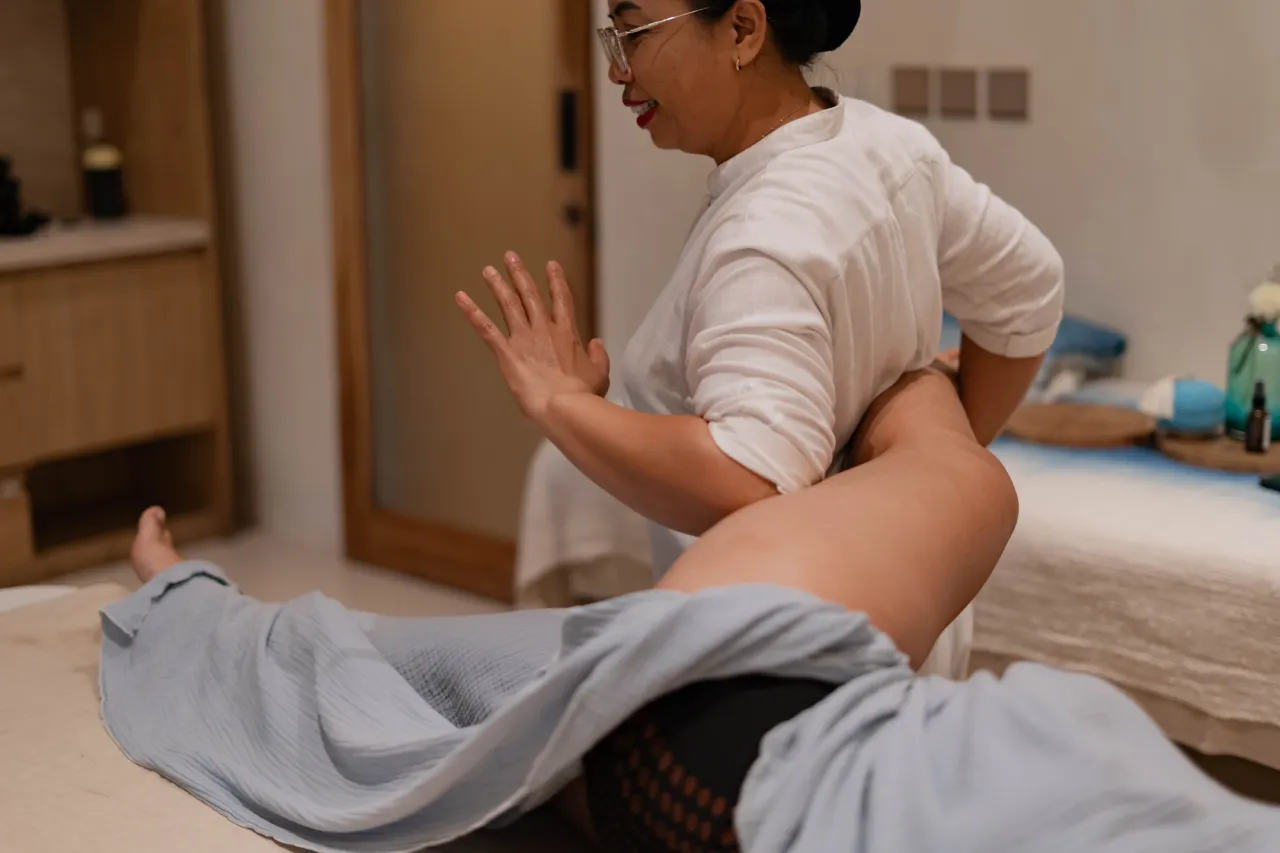 Therapist performing firm deep tissue massage in Ubud Bali